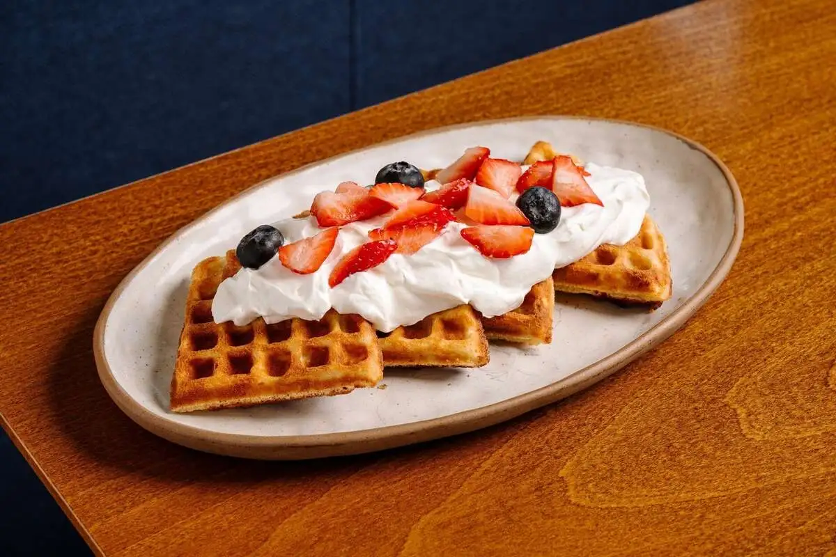  Вафля с сезонной ягодой и сливочным кремом