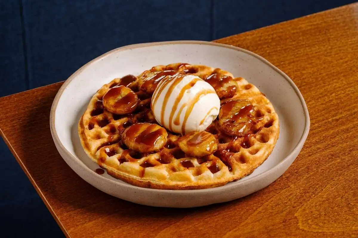 Вафля с карамельным бананом и мороженым