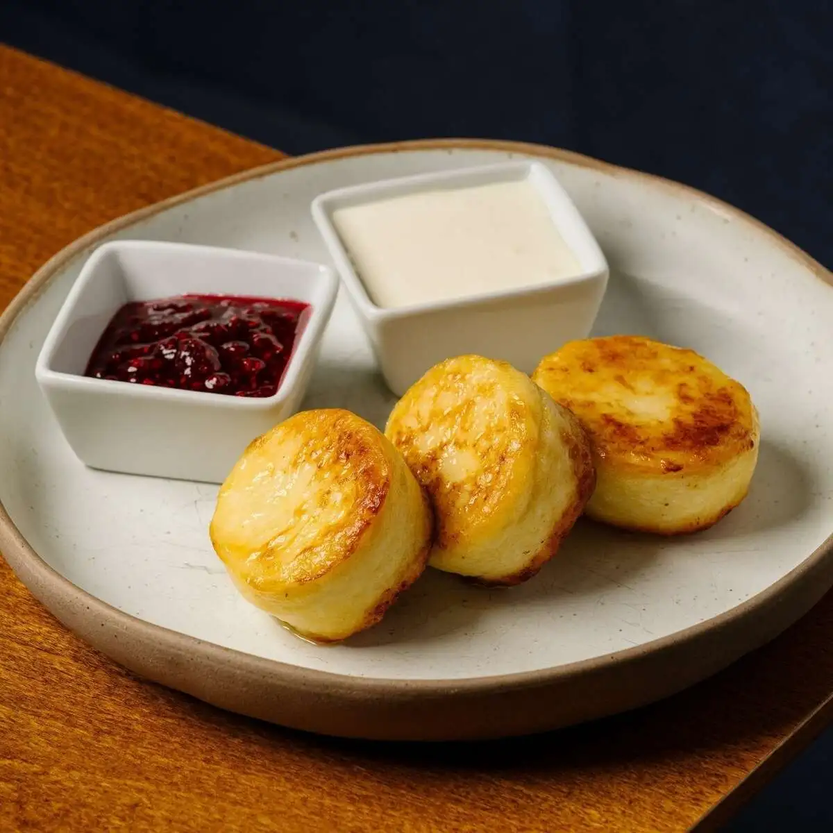  Сырники со сметаной и вареньем