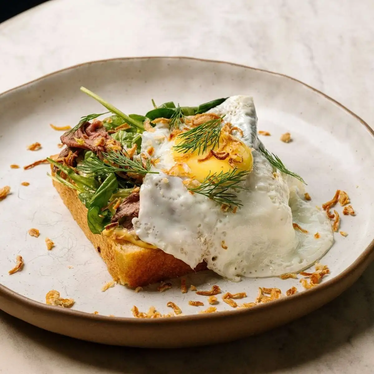  Бриошь с говядиной, жареным яйцом и луком фри