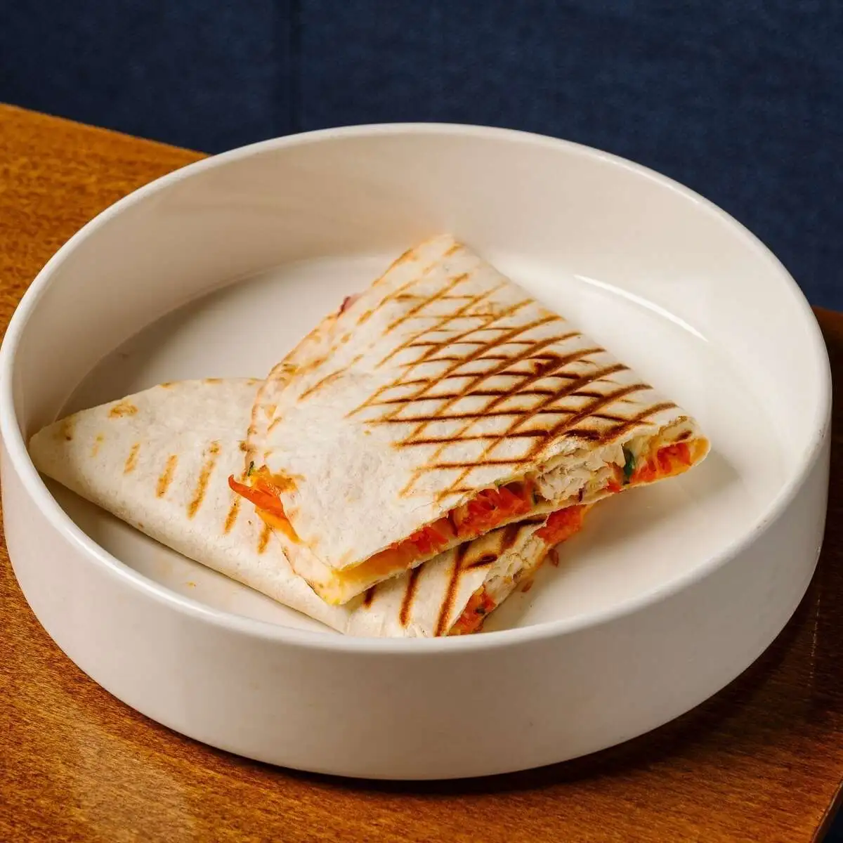 Кесадилья с курицей и соусом манго чили