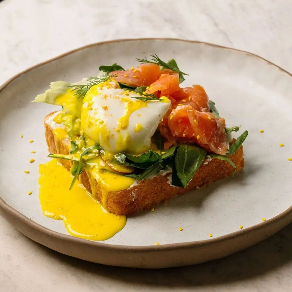 Бриошь с лососем, яйцом Бенедикт и соусом Голландез