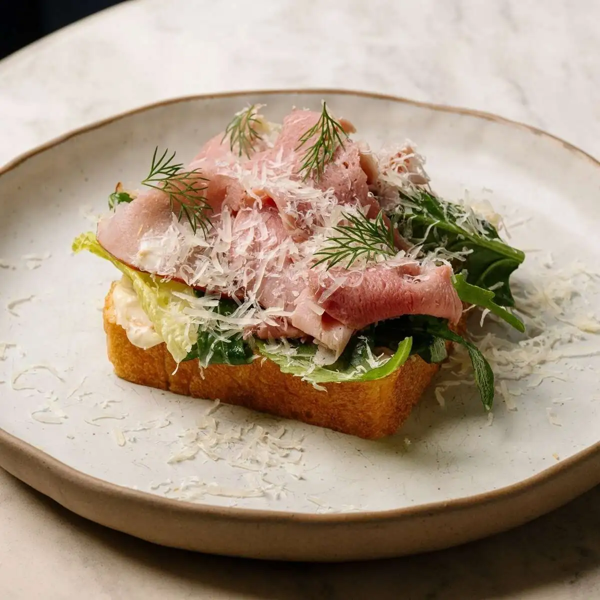 Бриошь с тамбовским окороком и сыром пармезан