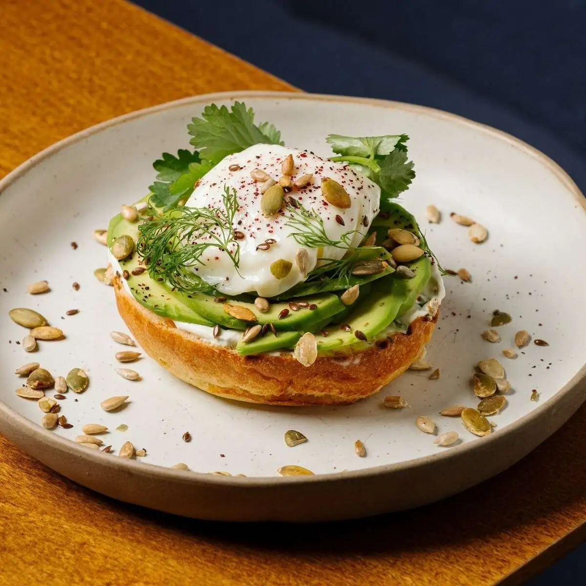 Булочка бриошь с авокадо,кремом чиз