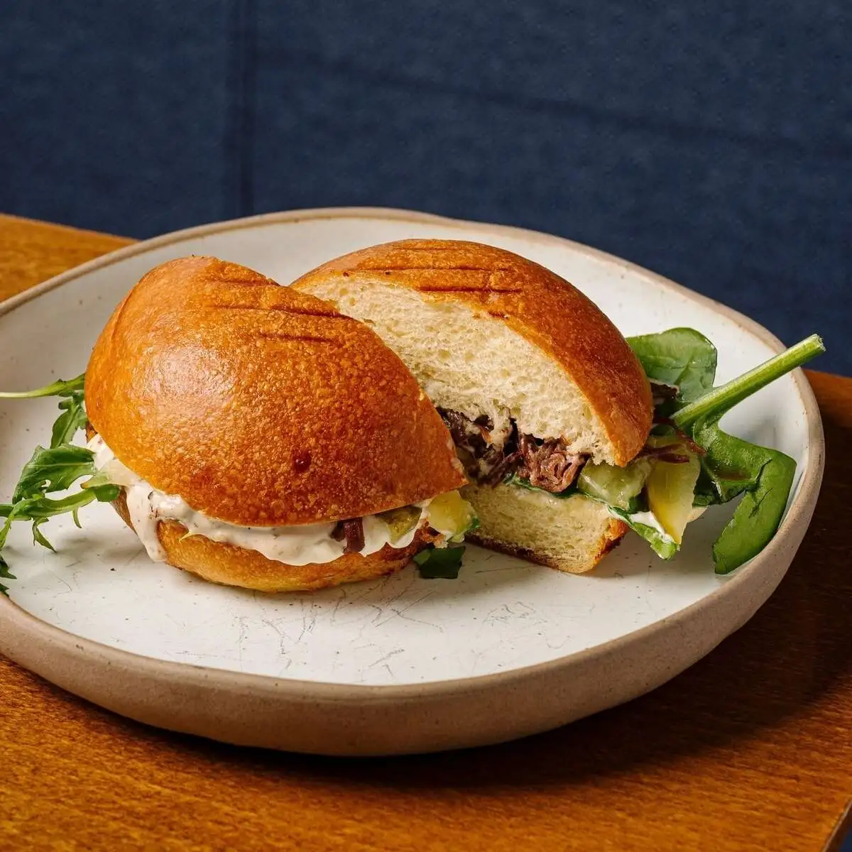 Сэнвич с говяжьими щечками, соленым огурцом