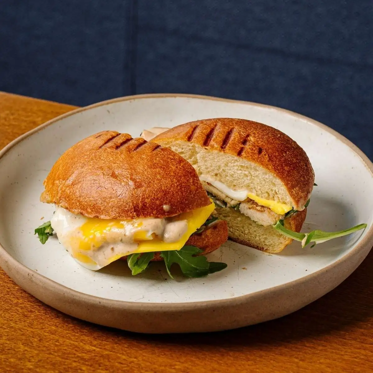  Сэндвич с курицей, жареным и соусом Вителло-тонато