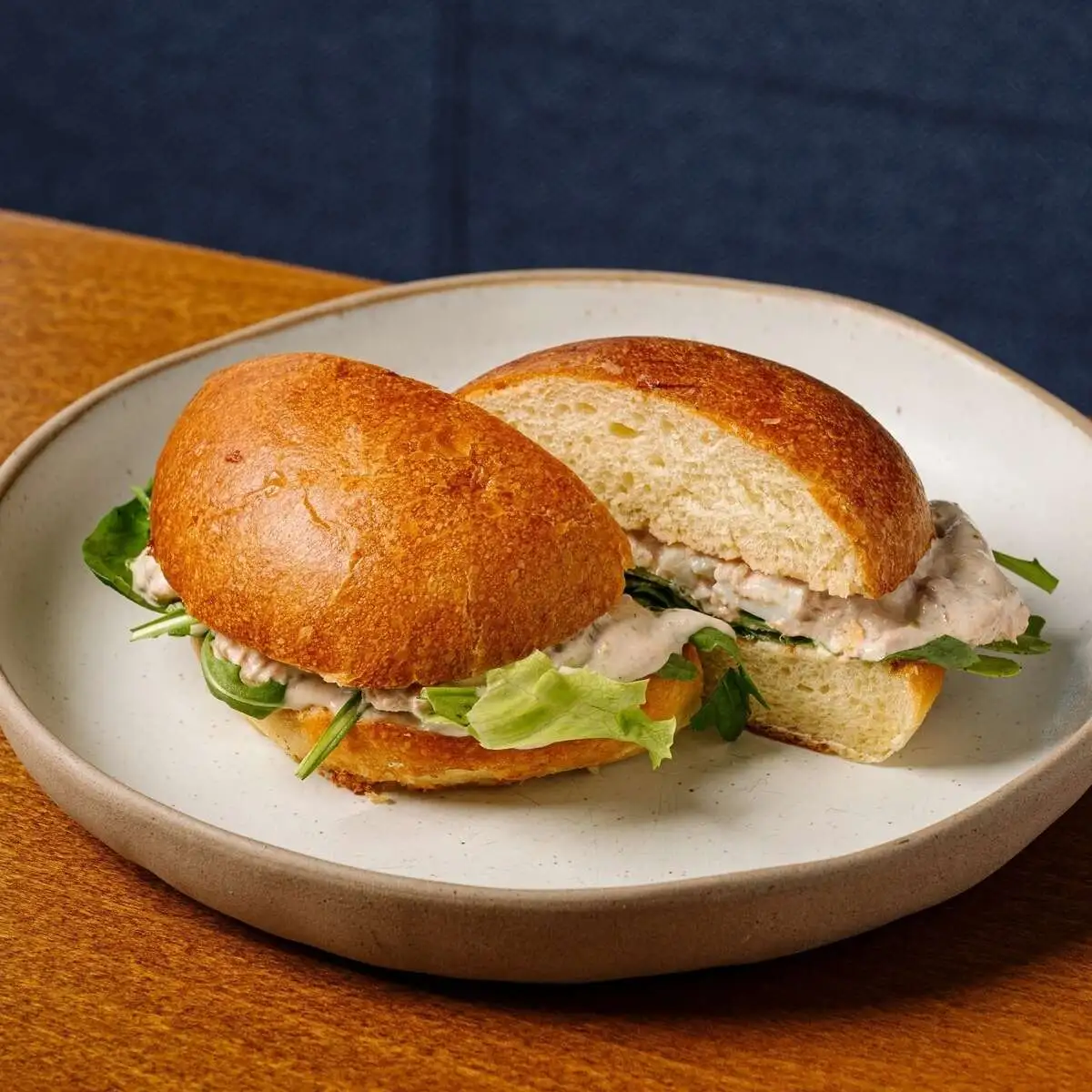  Сэндвич с тунцом, огурцом и соусом Вителло-тонато