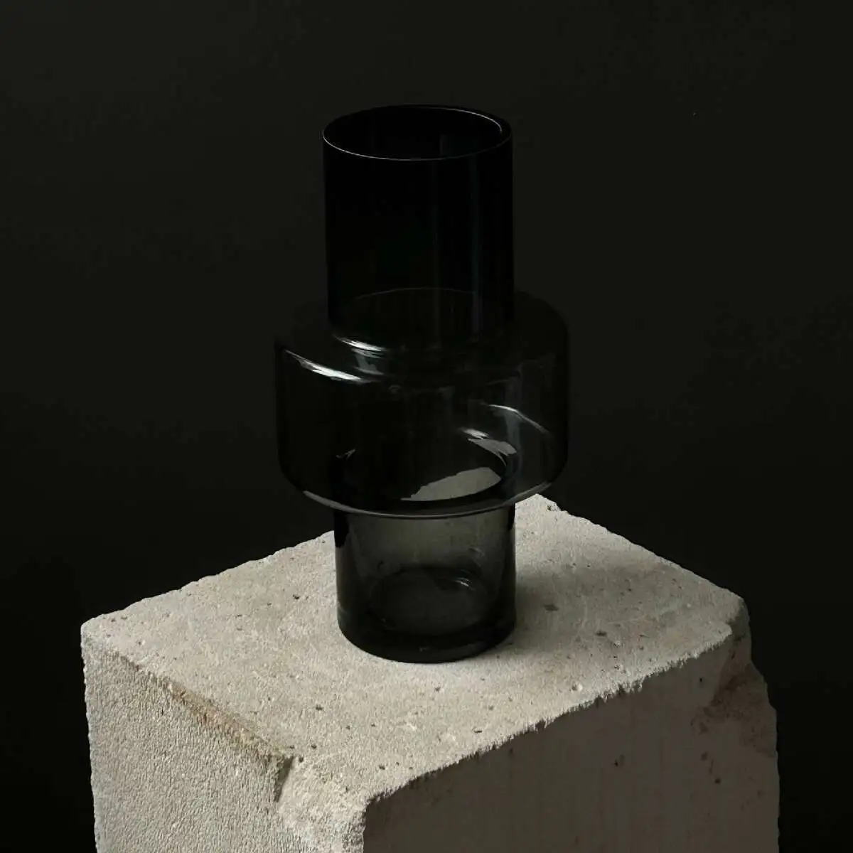 Ваза прозрачная серая 28 см