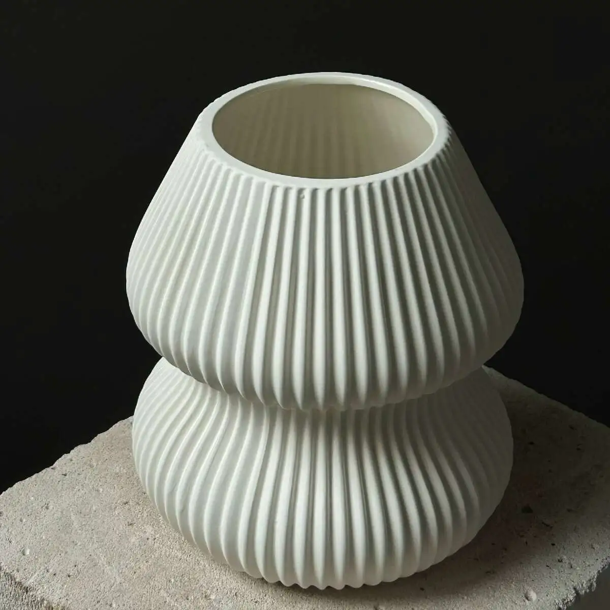 Ваза белая в полоску 22 см