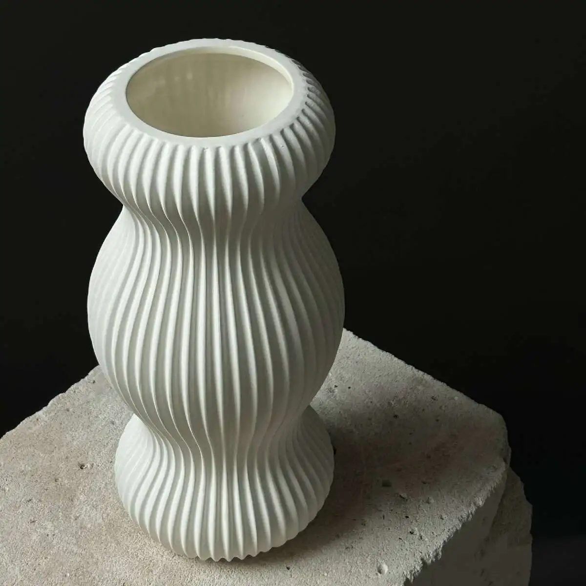 Ваза белая в полоску 27 см