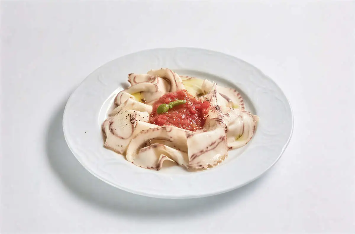 Карпаччо из осьминога с томатами краш