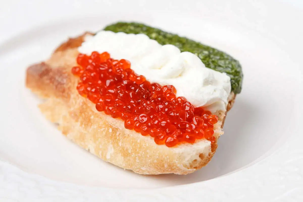 Чикетти с красной икрой, сыром и песто