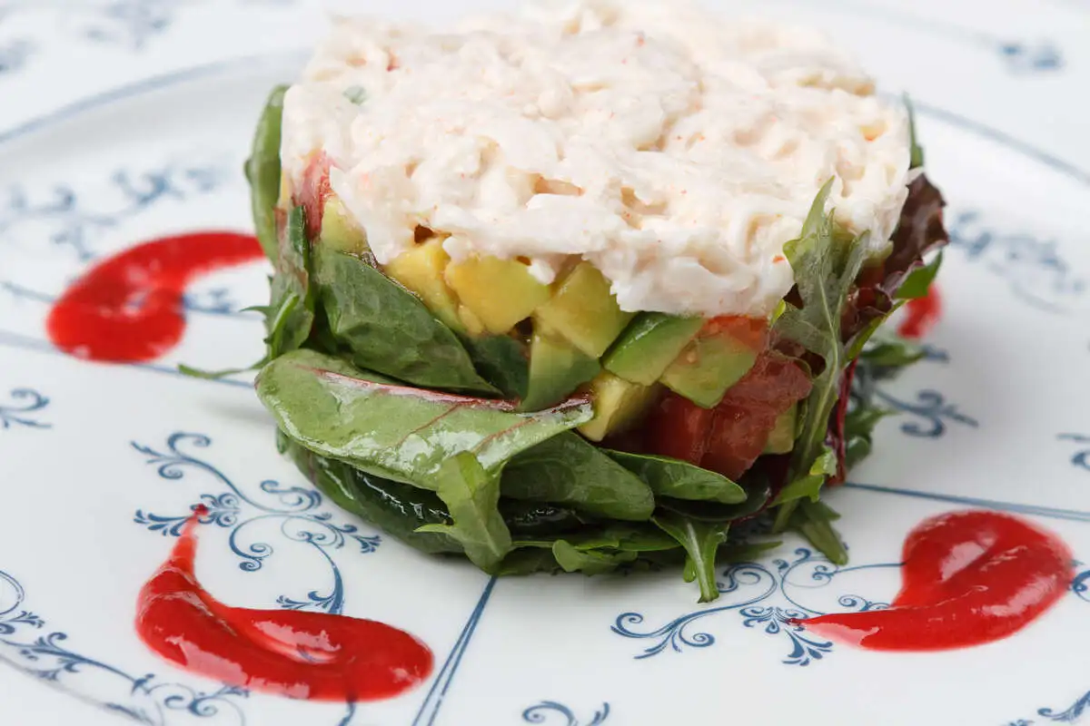 Крабовый салат с томатами