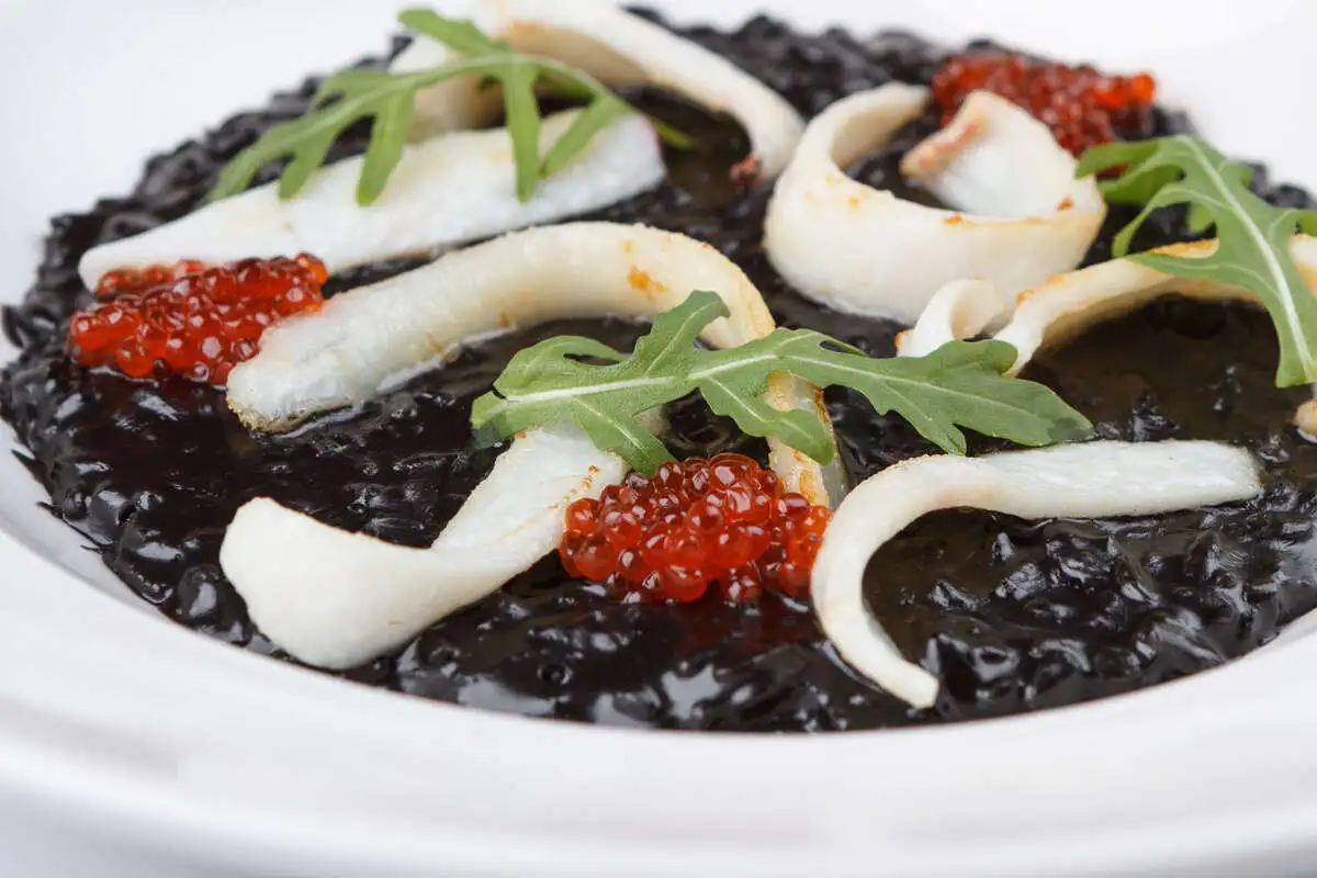 Чёрное ризотто с кальмарами и красной икрой