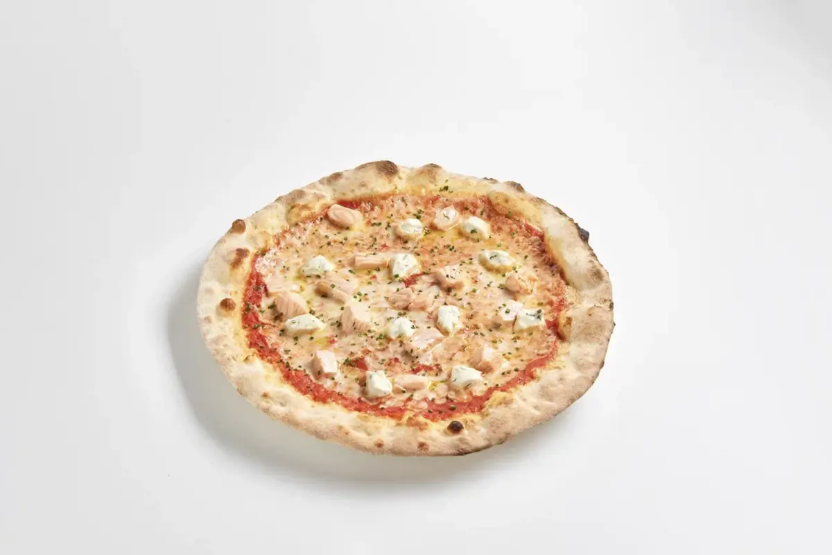 Пицца с лососем и сливочным сыром