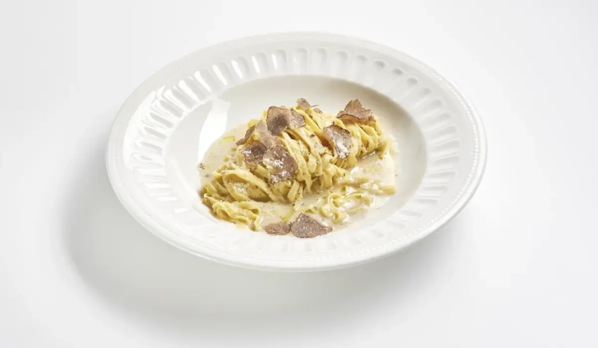Тальятелле с трюфельным соусом в сырной голове
