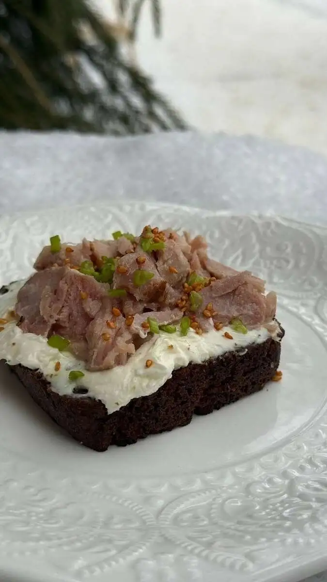 Тунец конфи бородинский бутерброд 