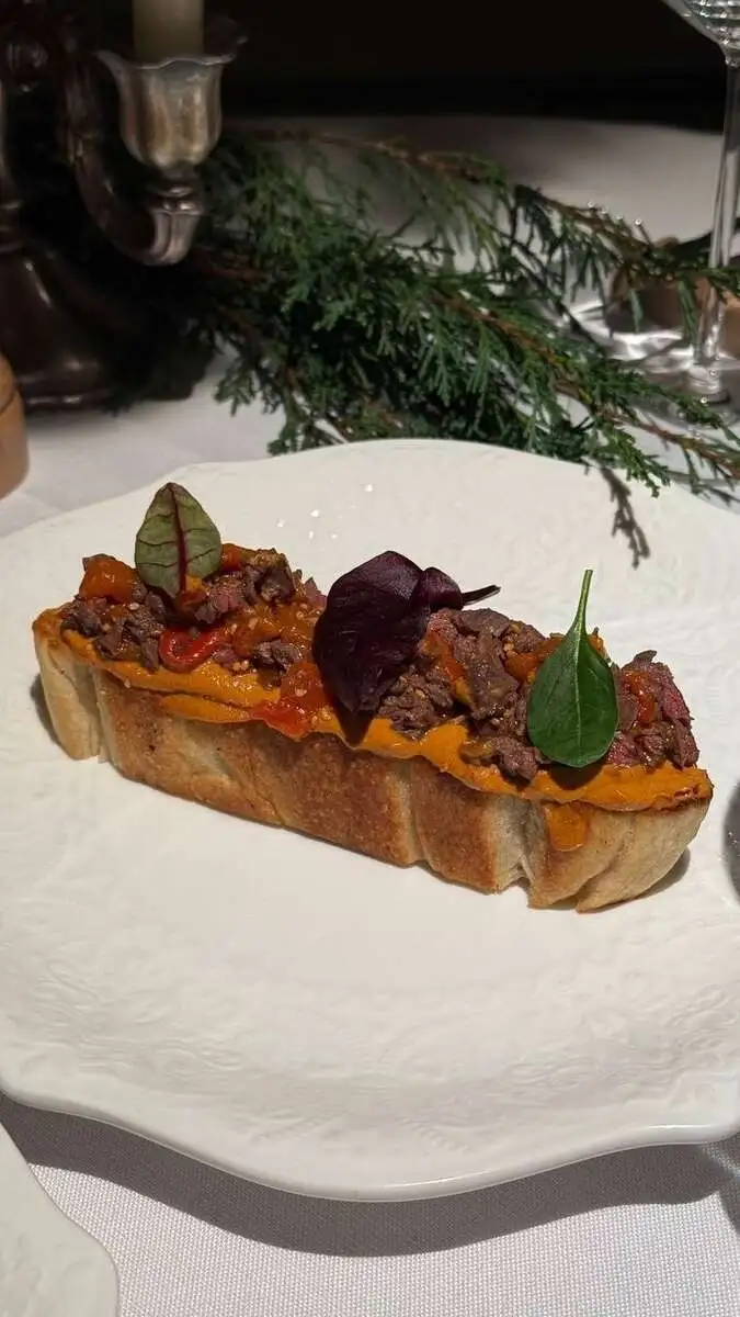 Брускетта со стейком Мачете и печеным Рамиро