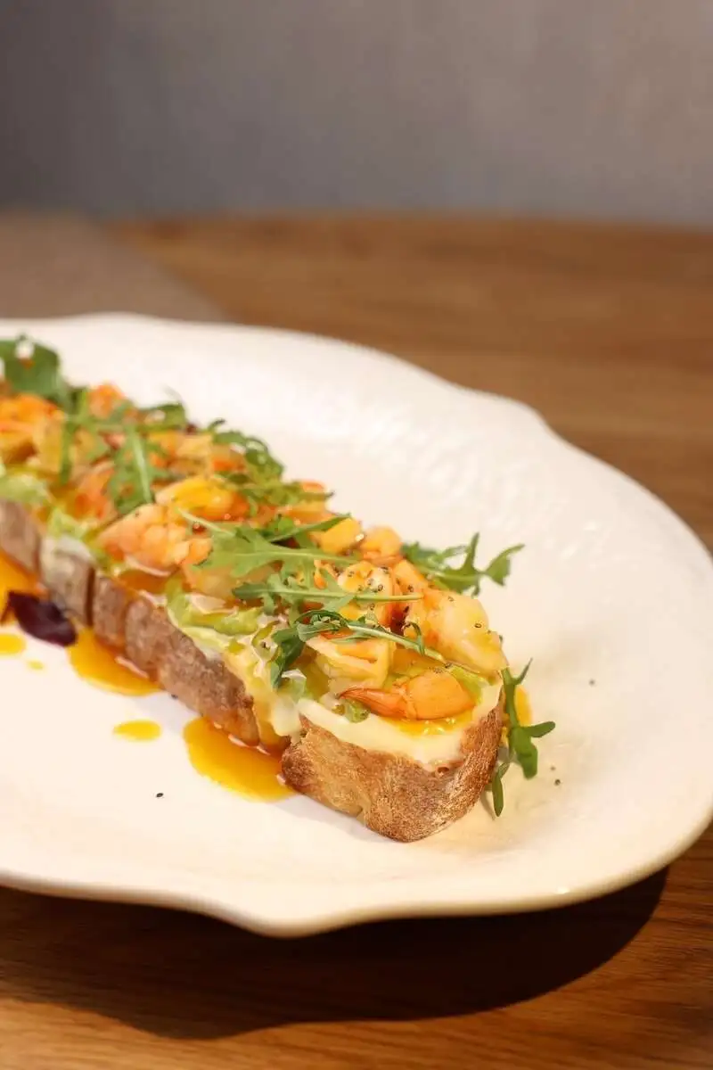 Брускетта с креветками и Гуакомоле