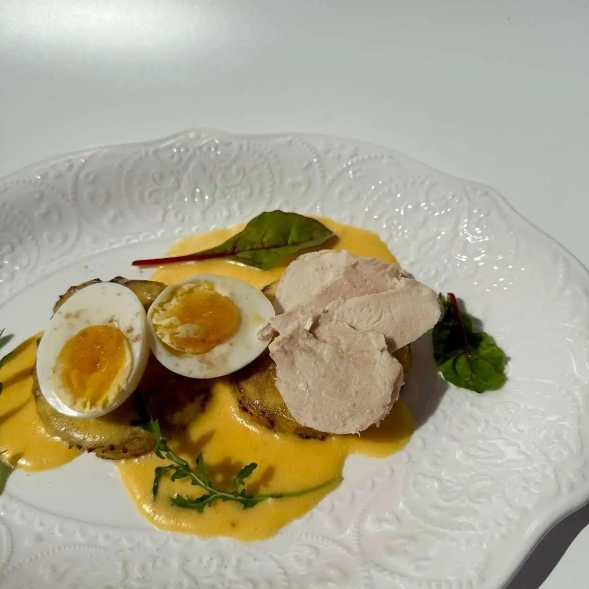 Драники с цыпленком, яйцом и Голландским соусом