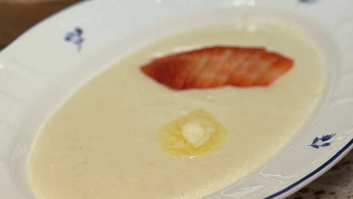 Каша Манная с белым шоколадом и клубникой