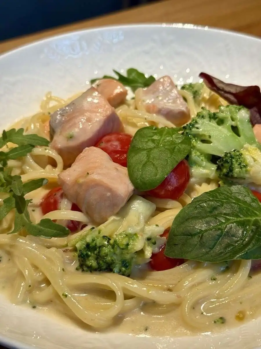 Спагетти с лососем и брокколи