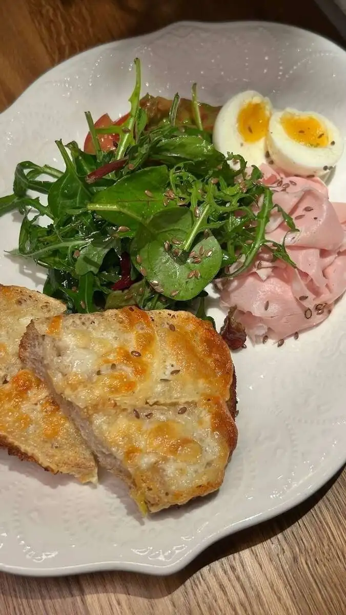 Салат с Таледжио тостом, Шпеком и яйцом