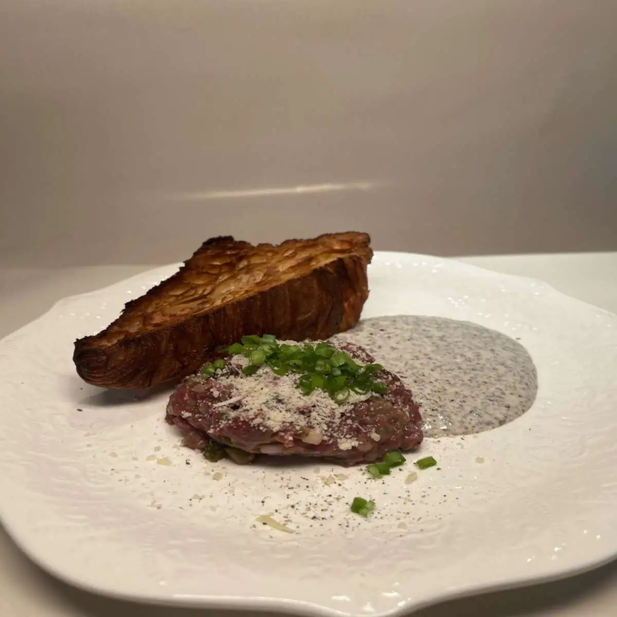 Тартар из говядины с трюфельным Айоли 