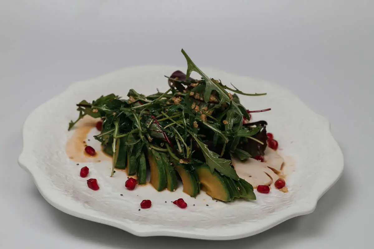 Салат с цыпленком, авокадо и киноа