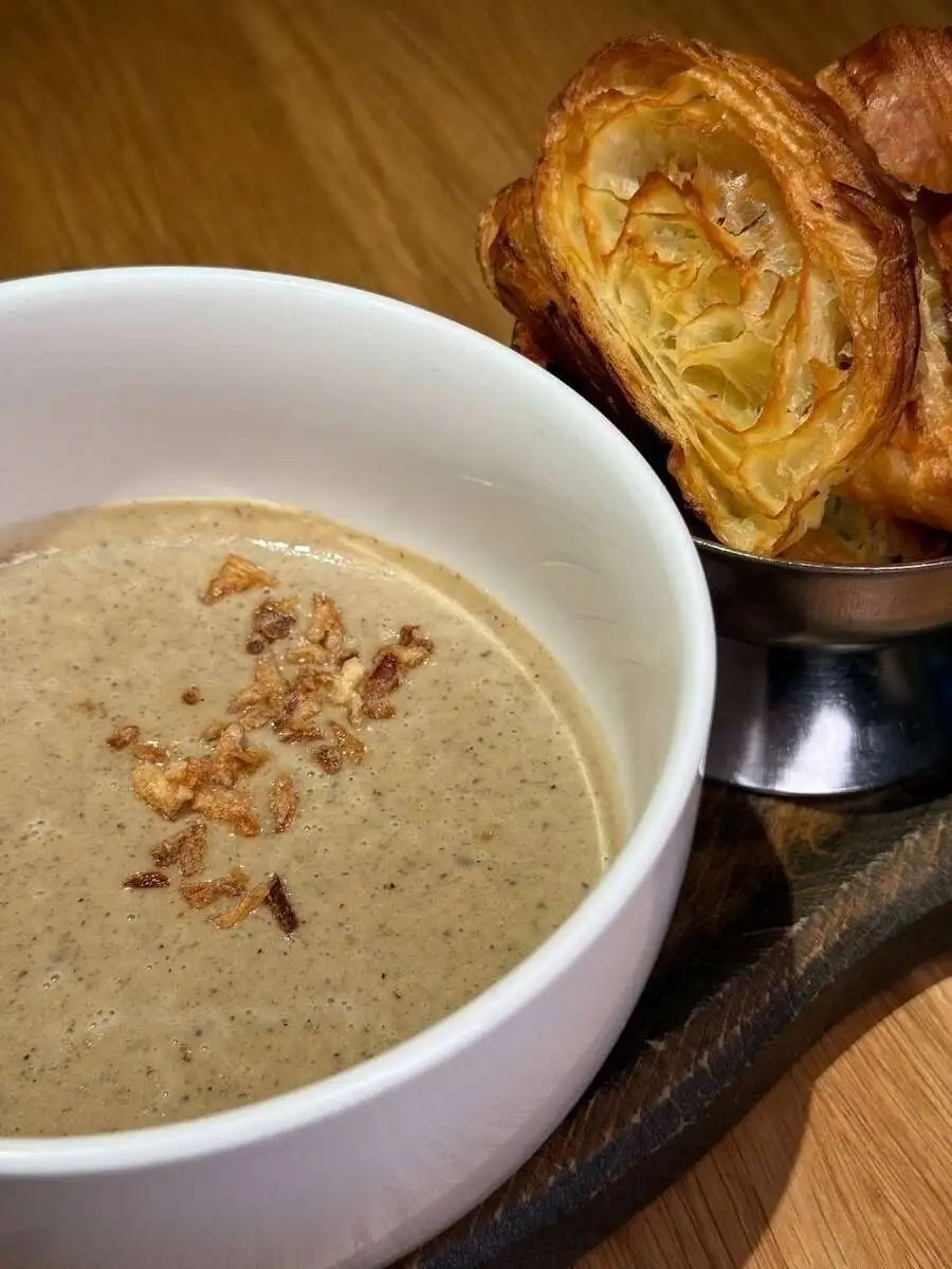Трюфельный суп с белыми грибами и гренками из круассана