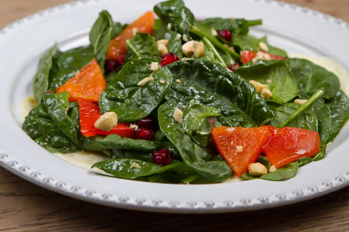 Салат с печеным перцем на листовом сыре