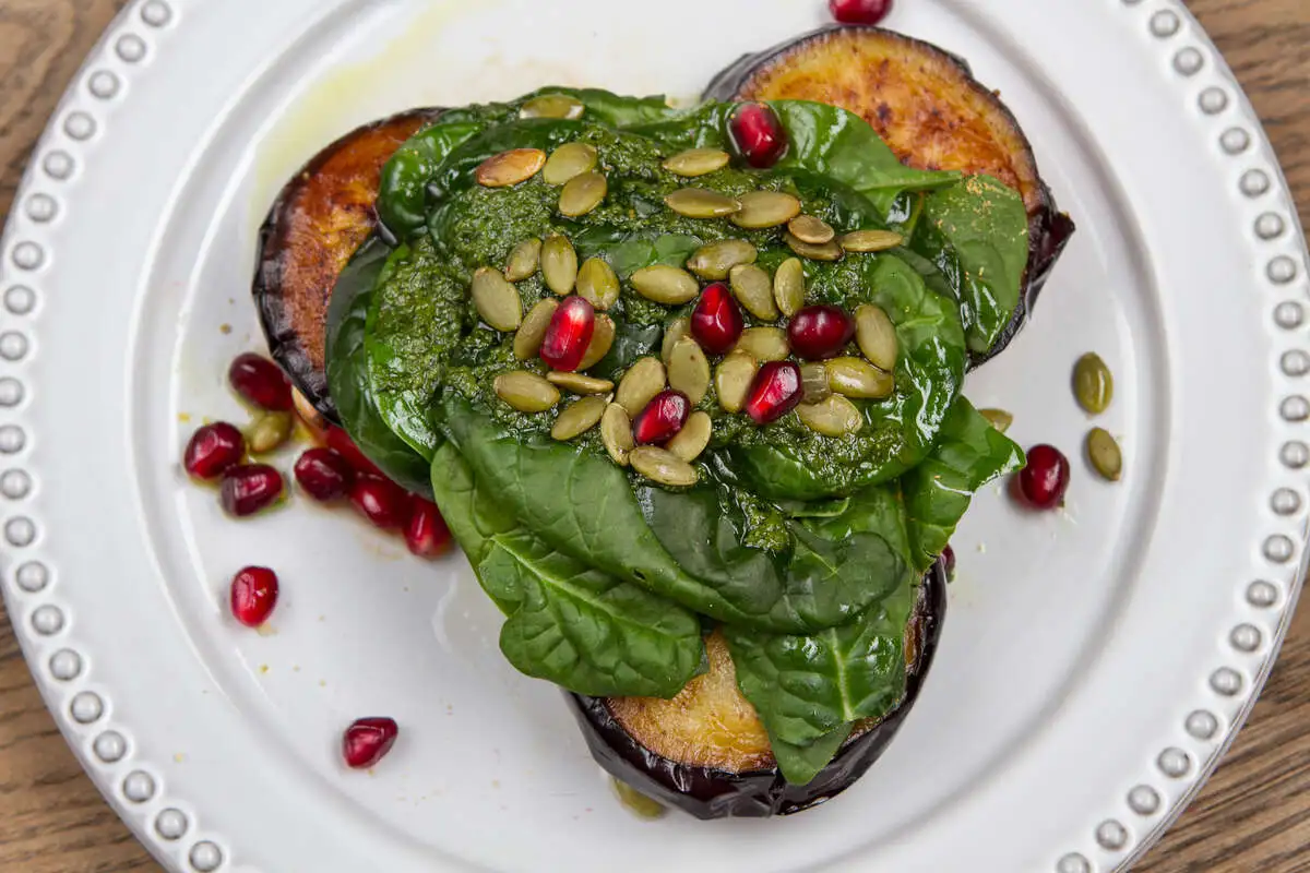 Закуска из баклажан с томатами и песто из цицмати