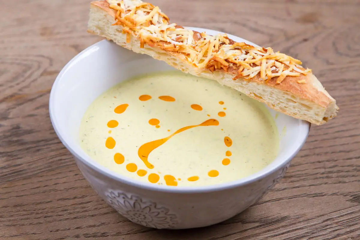 Похмельный суп с запеченным чесноком и сырным лавашом