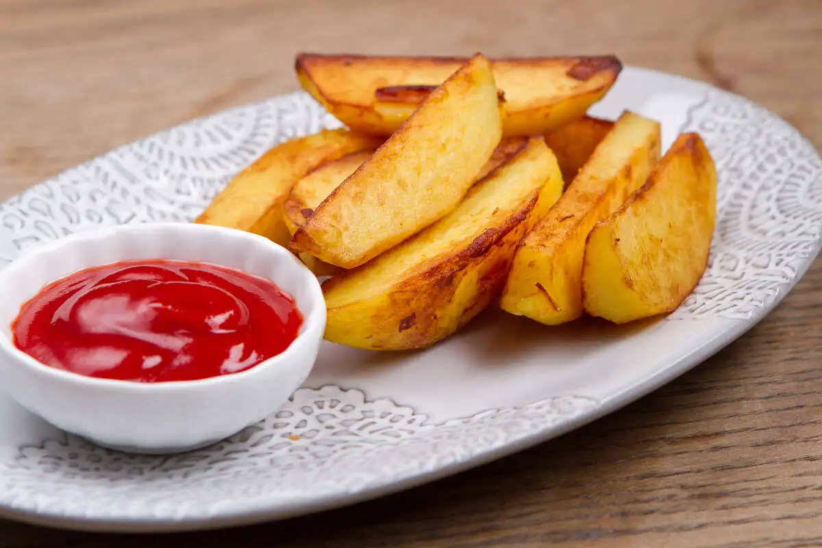 Картофельные дольки с томатным соусом