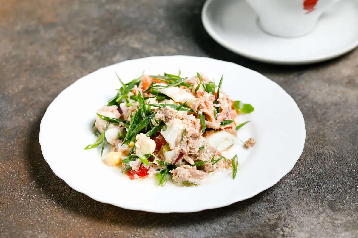 Салат с тунцом