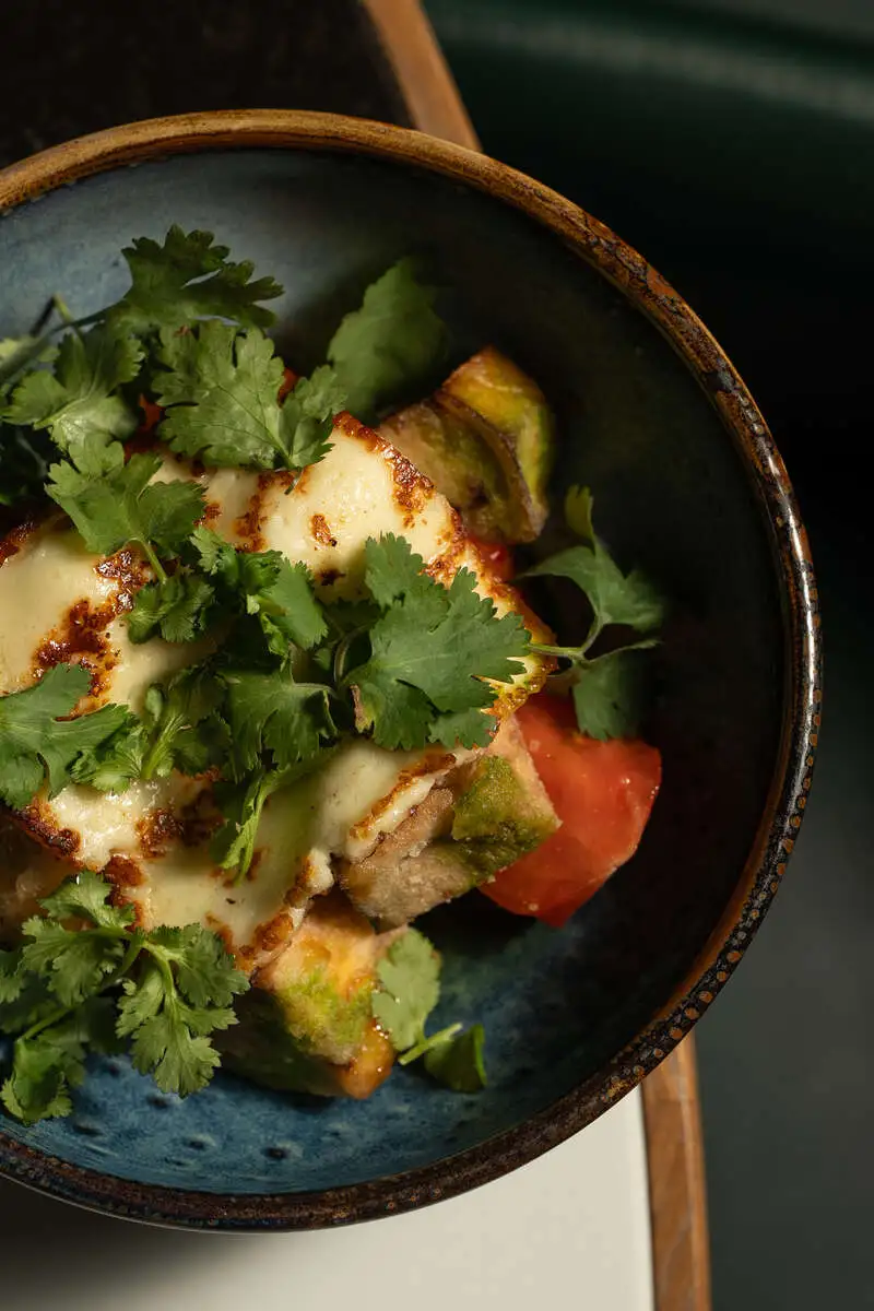 Салат с халуми, жаренными баклажанами и томатами