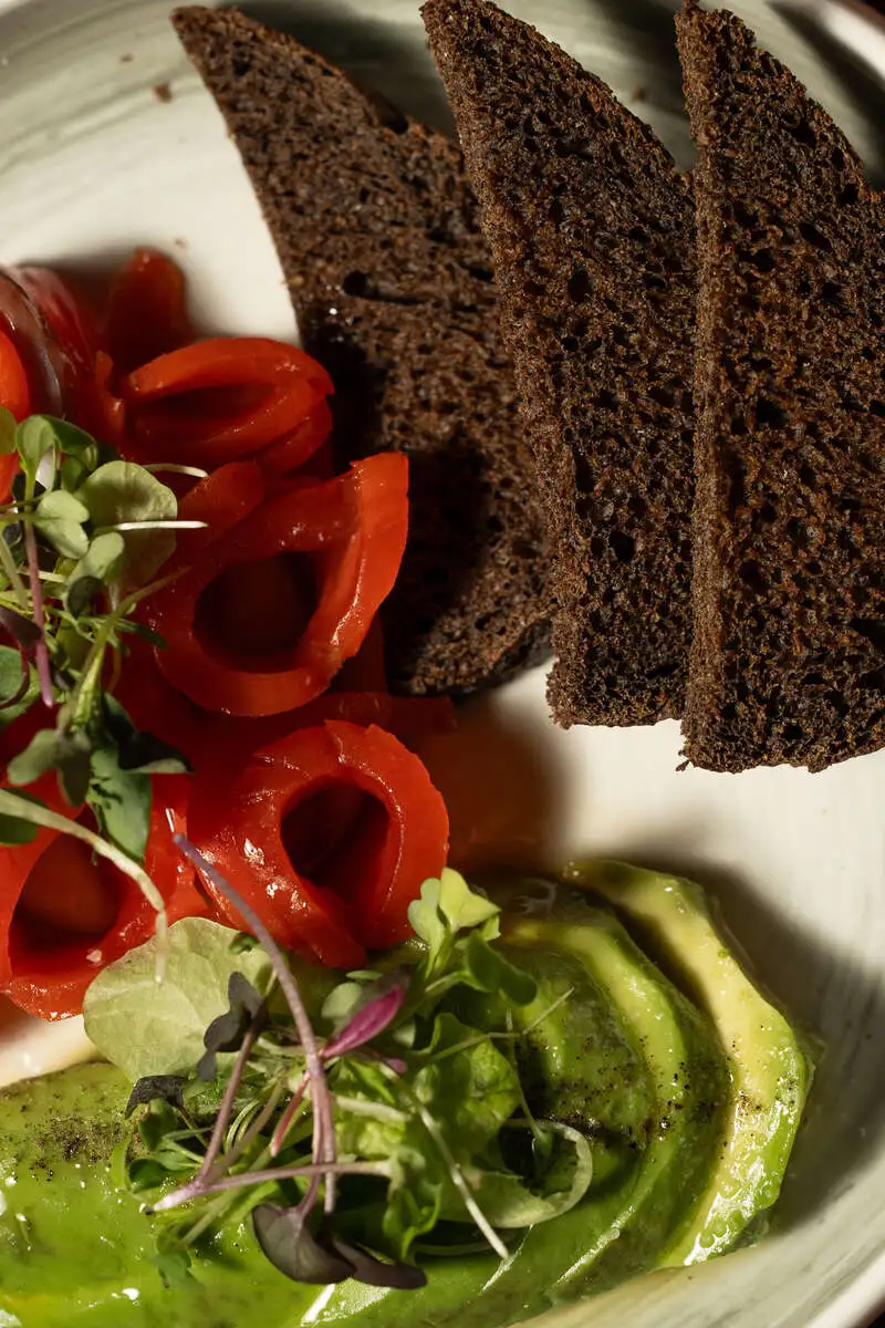 Камчатская нерка с авокадо