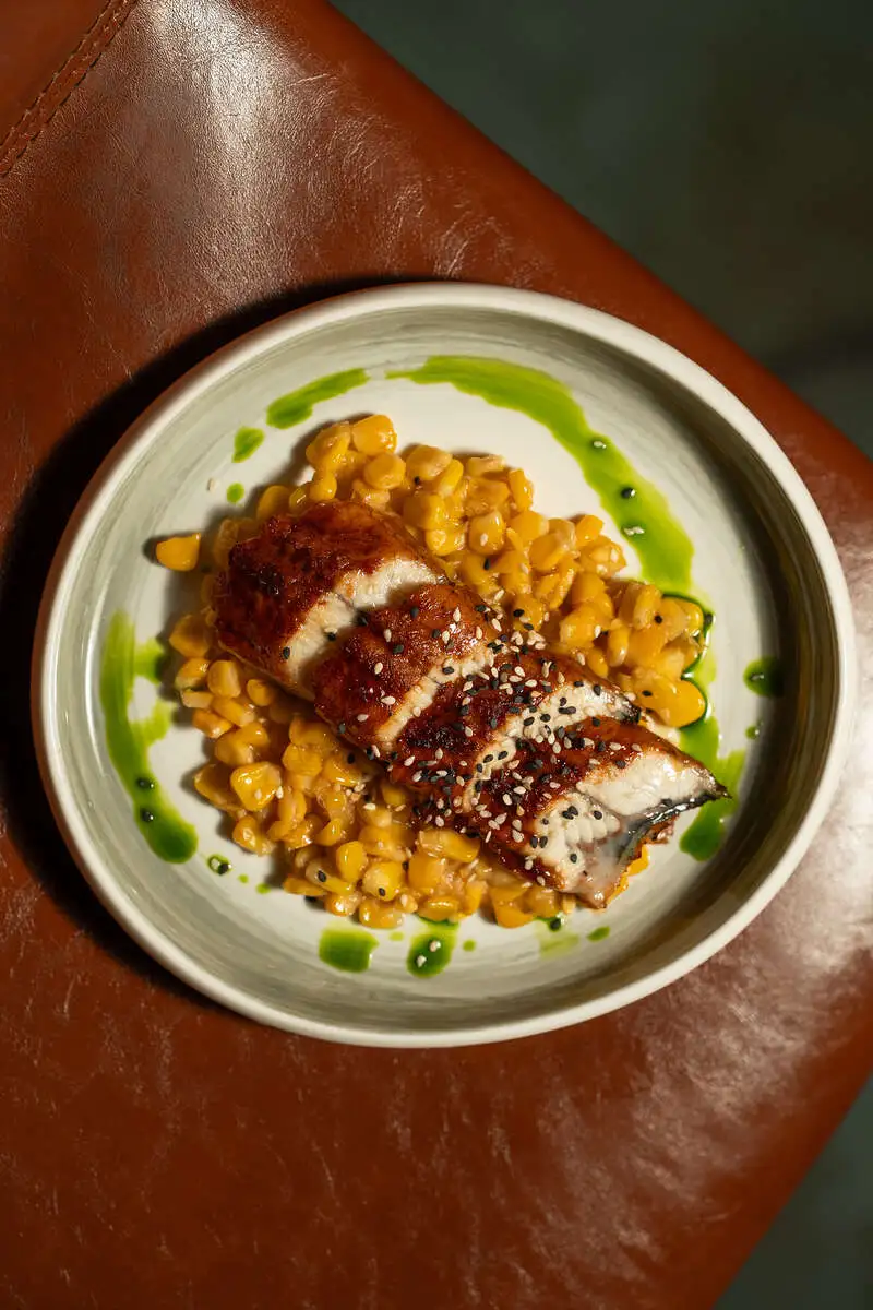 Угорь с мисо кукурузой
