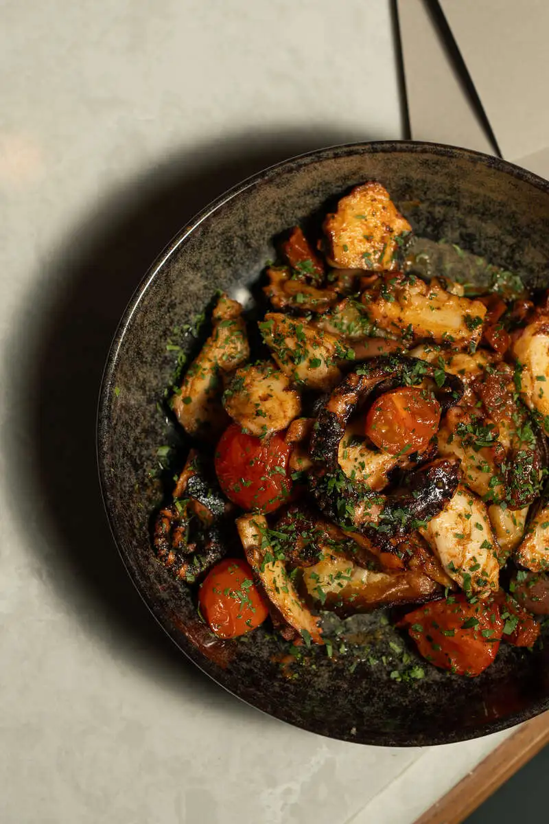 Осьминог с картофельным гратеном