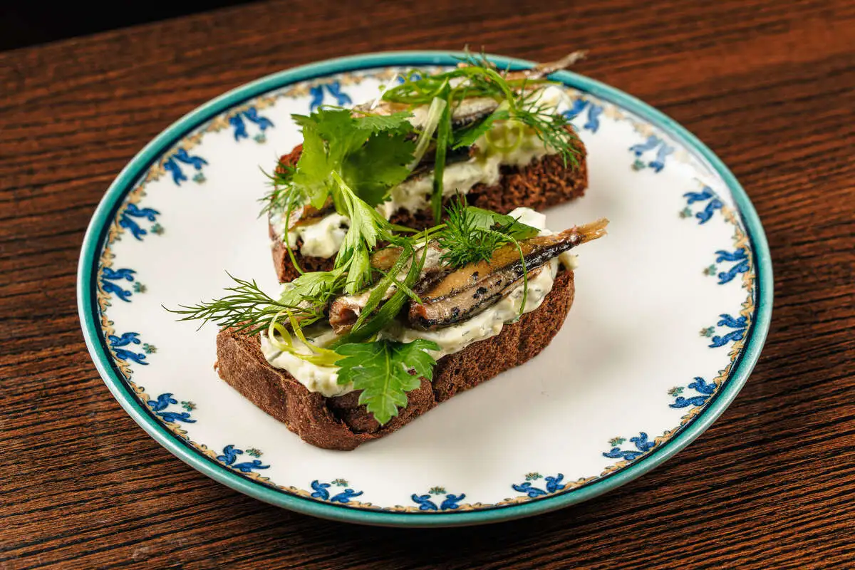 Бутерброд со шпротами