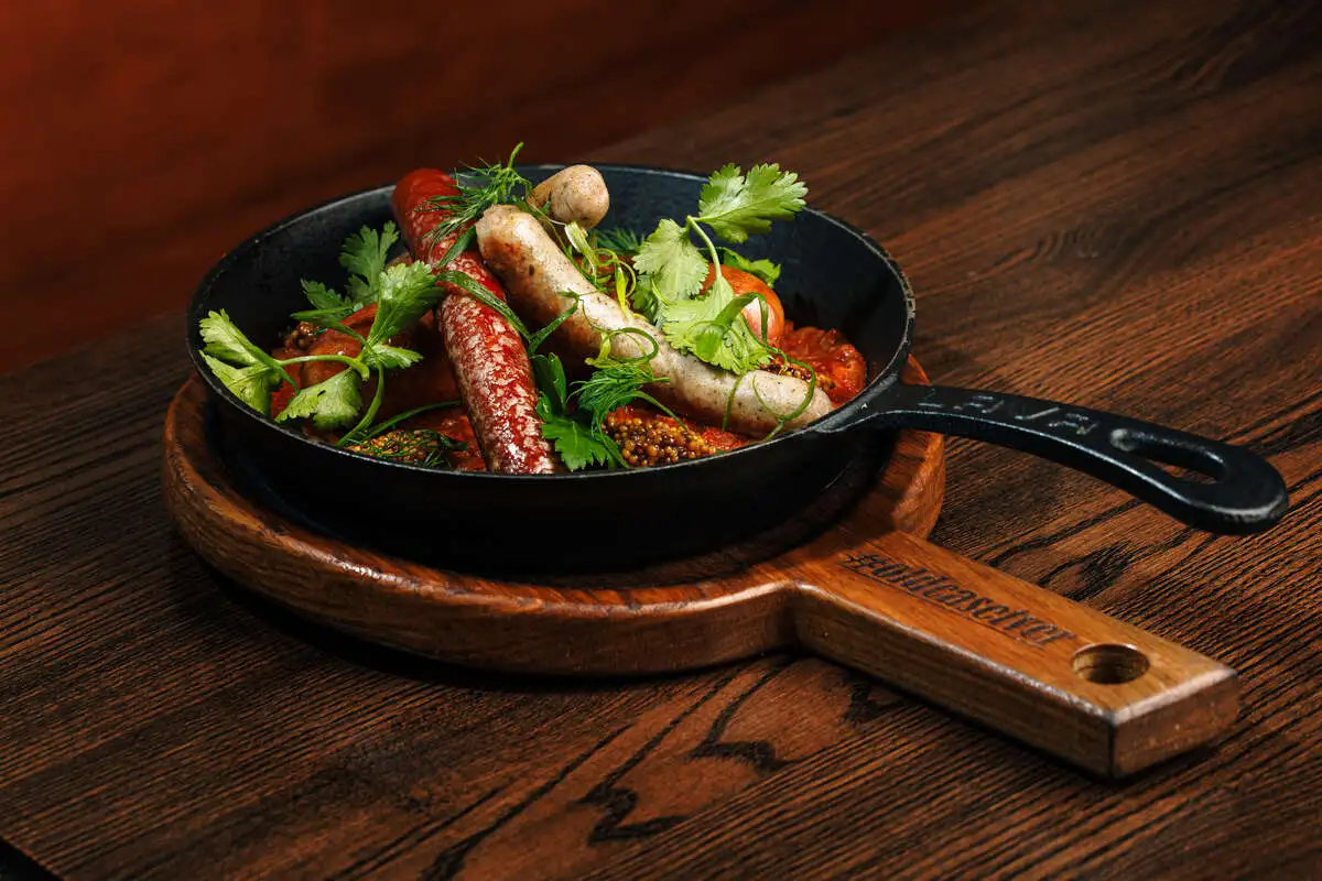 Колбаски на гриле с тушеной капустой