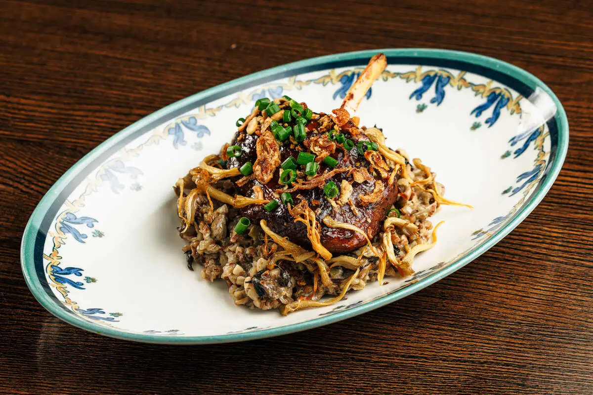 Рябчик из свинины со сливочной гречкой и грибами