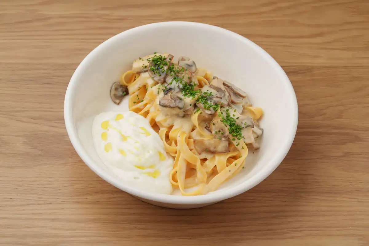 Фетучини, курица, грибы, соус карбонара