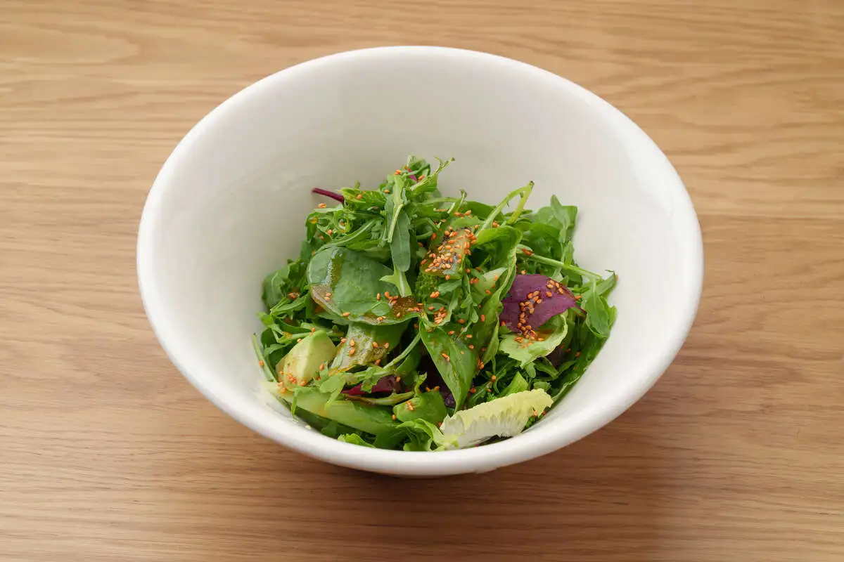 Большой зеленый салат с ореховым соусом 