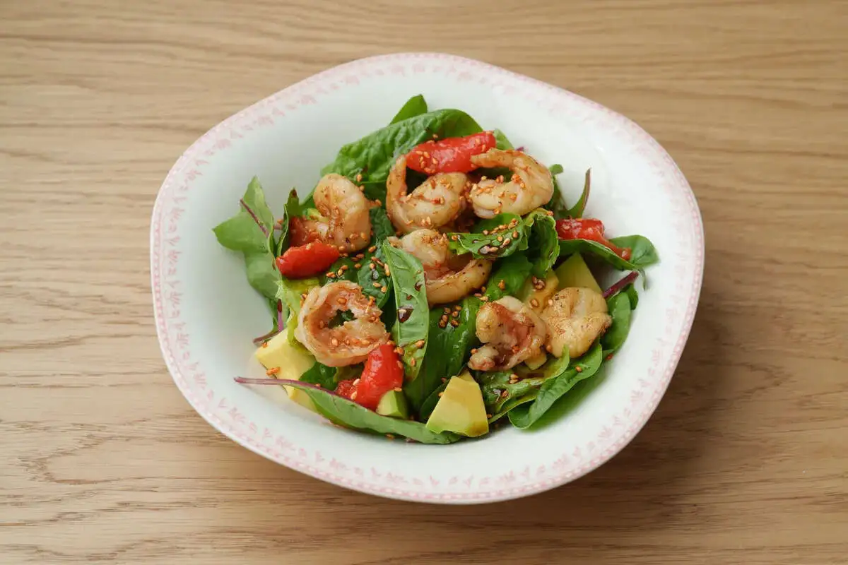 Салат с креветками, манговый айоли