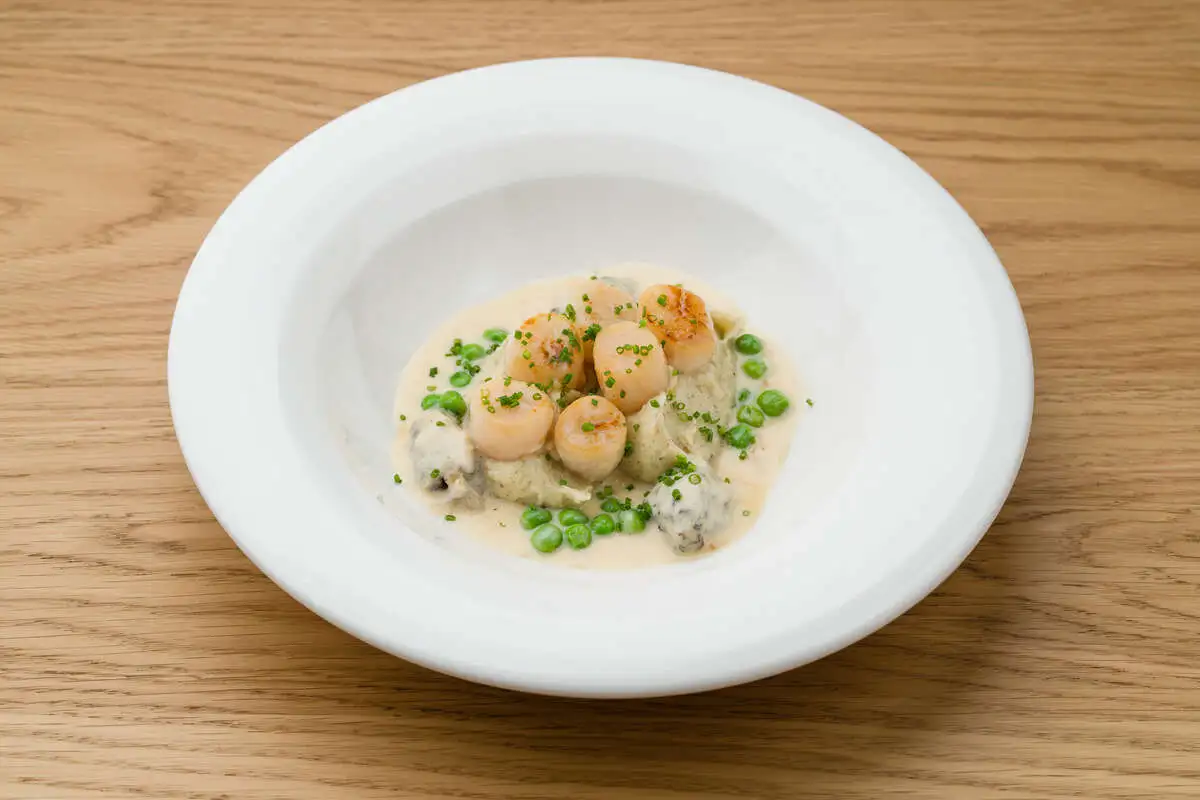 Морские гребешки, трюфельное пюре, берблан 