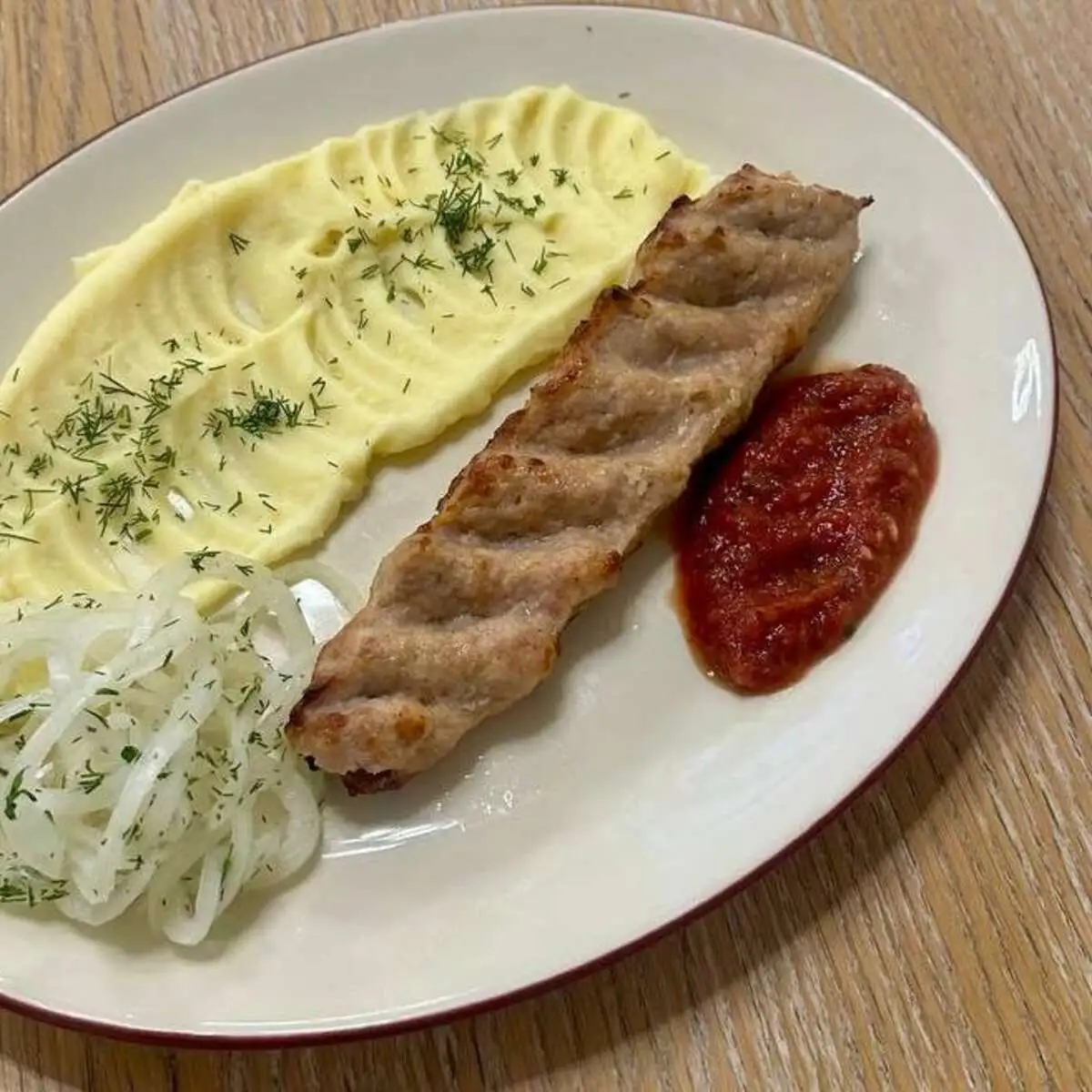 Люля кебаб из курицы и свинины с картофельным пюре