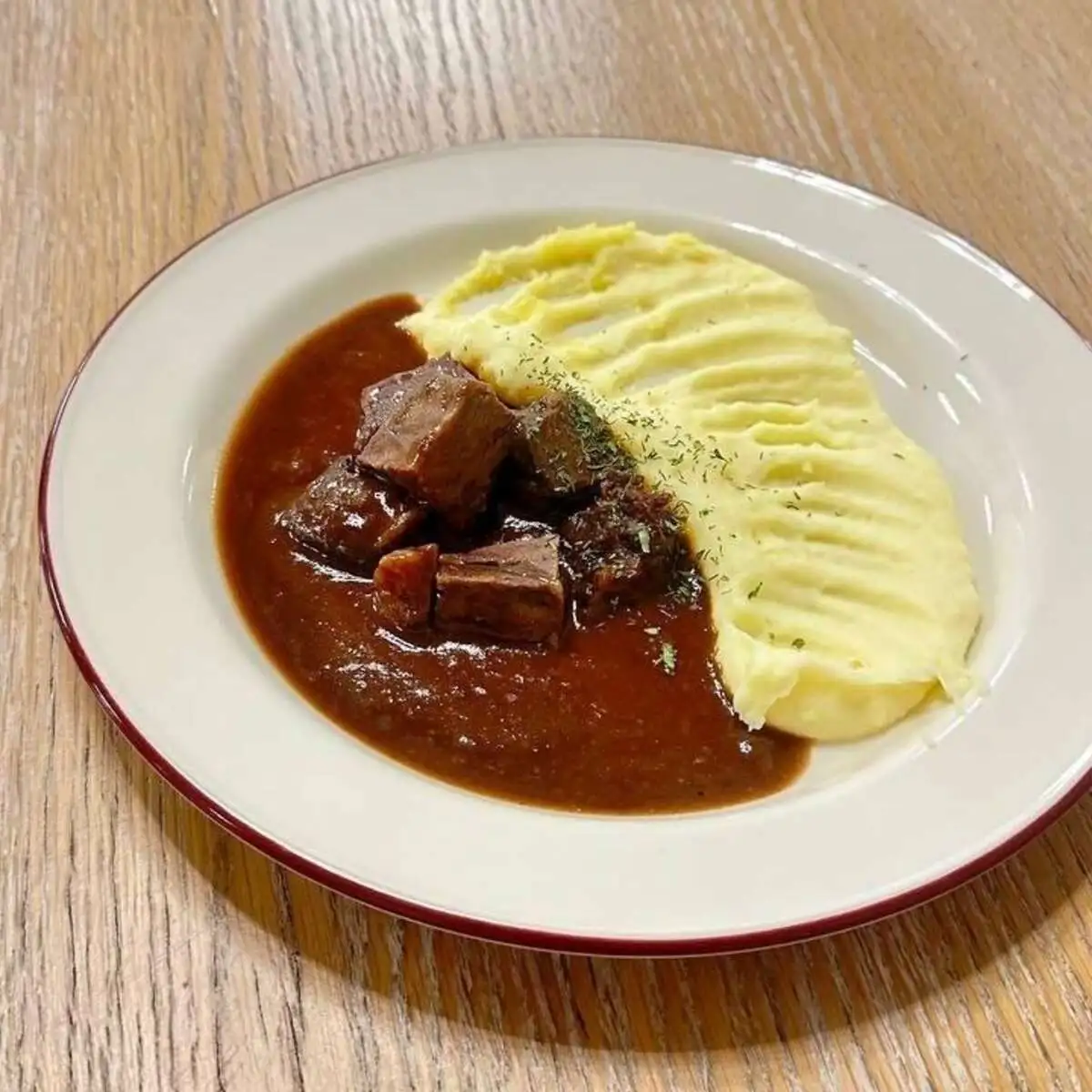 Томленые говяжьи щечки в мясном соусе с картофельным пюре