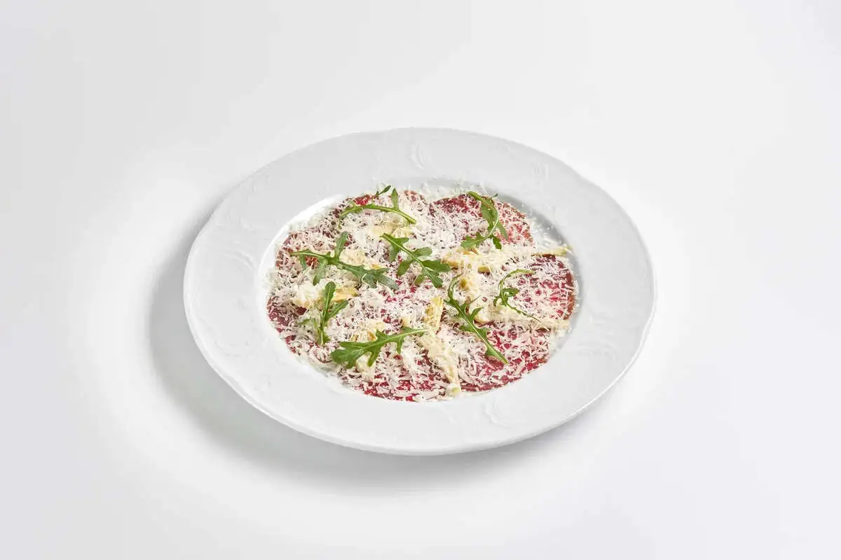 Карпаччо из говяжьей вырезки с пармезаном