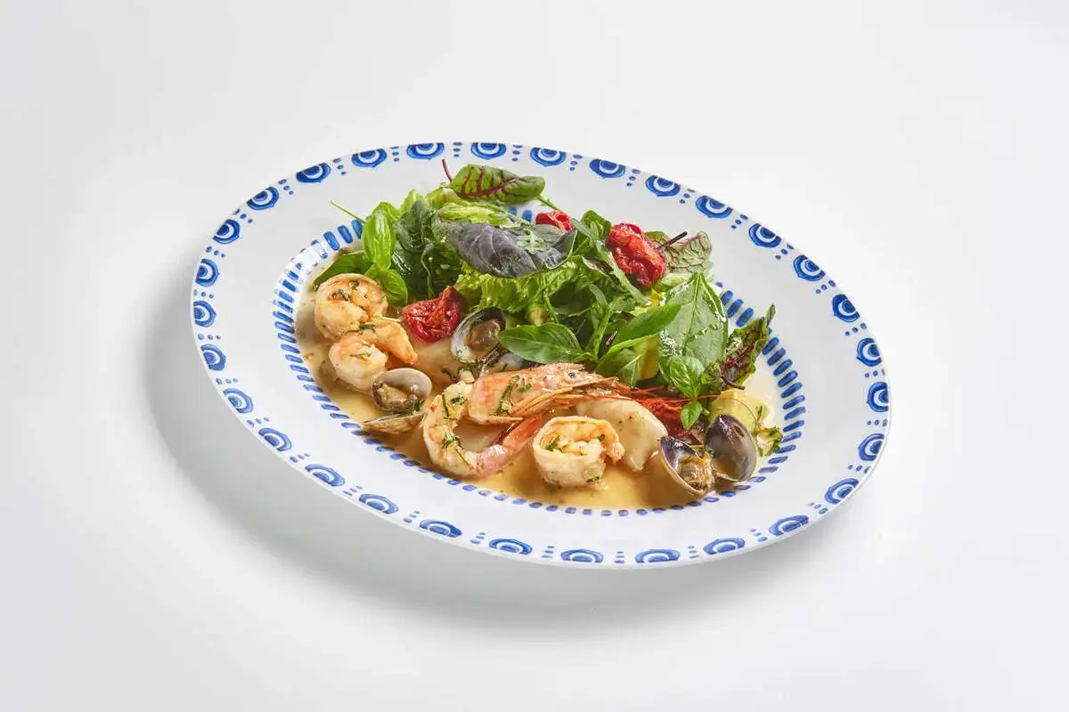 Теплый салат с морепродуктами